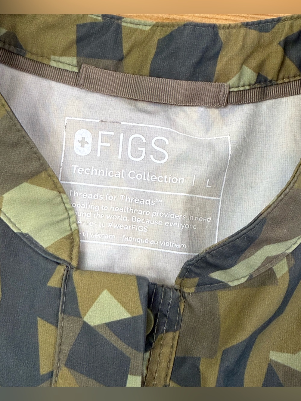 FIGS Blake FREEx Camo Oversized Scrub Top - Picture 4 of 6